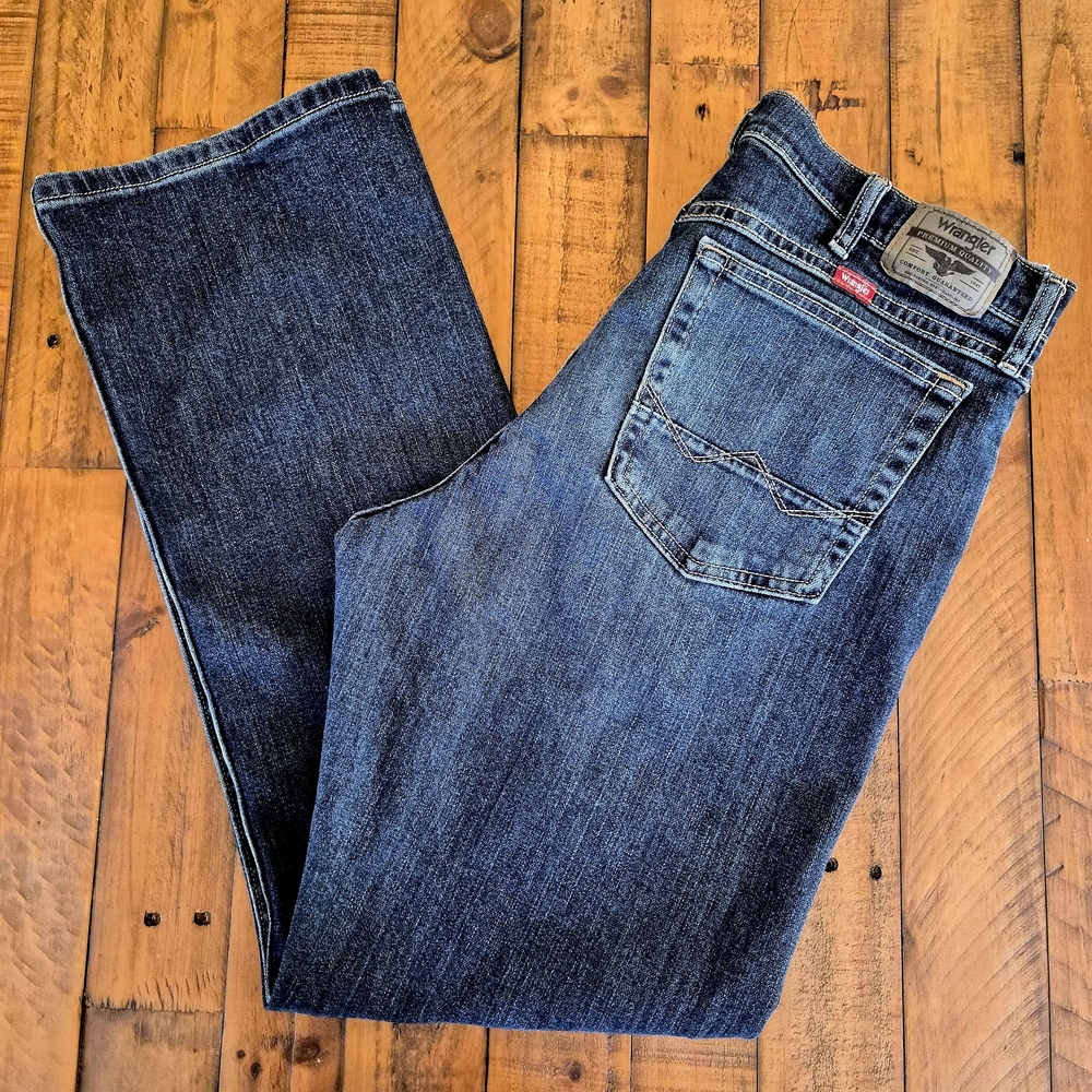 Wrangler Premium Quality Men's Blue Relaxed Boot Jeans 34x32